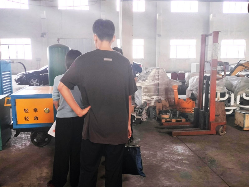 某礦主管安全領導來廠現(xiàn)場考察井下運輸火工品車產(chǎn)品，以及爆破員肩背雷管箱、炸藥箱等爆破輔材